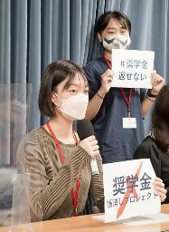 　プロジェクトの活動について記者会見する岩本菜々さん（手前）＝２０２２年９月、文科省（本人提供）