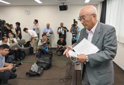 　臨時議会後の取材対応を終え、席を立つ山口県上関町の西哲夫町長＝１８日午前