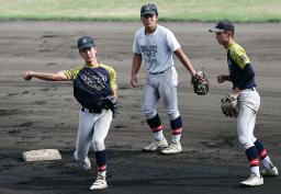 　守備練習する仙台育英の選手たち＝大阪府豊中市