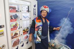 　「くじらストア」本店で捕鯨法を説明する共同船舶の所英樹社長＝１８日午後、東京都中央区