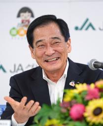 　ＪＡ全中の新会長に就任し、記者会見で笑顔を見せる山野徹氏＝１８日午後、東京都内