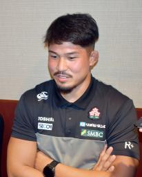 　取材に応じるラグビー日本代表の姫野＝１８日、東京都内