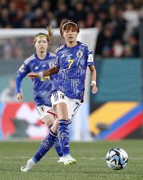 　サッカー女子Ｗ杯準々決勝のスウェーデン戦で、パスを出す宮沢ひなた（手前）＝１１日、ニュージーランド・オークランド（共同）