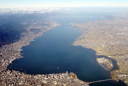 　琵琶湖。手前は大津市街地