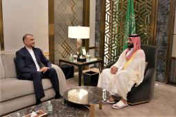 　サウジのムハンマド皇太子（右）と会談するイランのアブドラヒアン外相＝１８日、サウジアラビア西部ジッダ（イラン外務省提供、ＡＰ＝共同）