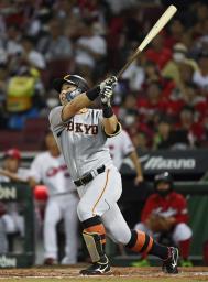 　５回巨人無死二塁、浅野が左越えにプロ初本塁打となる２ランを放つ＝マツダ