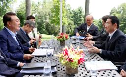 　韓国の尹錫悦大統領（左端）と会談する岸田首相（右端）＝１８日、米ワシントン近郊・キャンプデービッド（内閣広報室提供・共同）