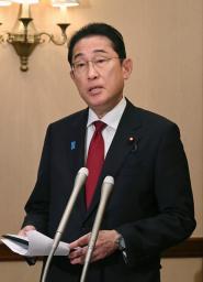 　米ワシントン市内で記者団の質問に答える岸田首相＝１８日（共同）