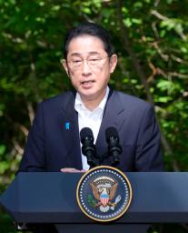 　日米韓首脳会談を終え、共同記者会見する岸田首相＝１８日、米ワシントン近郊・キャンプデービッド（共同）