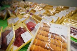 　北京市内の販売店で売られる日本産のウニ（手前右）。入荷が激減し１箱だけ残っていた＝７月（共同）