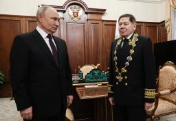 　１８日、モスクワの大統領府でレベジェフ最高裁長官（右）と会談するプーチン・ロシア大統領（ロシア大統領府提供・タス＝共同）