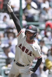 　土浦日大―八戸学院光星　６回表、３点三塁打を放ち、喜ぶ土浦日大・太刀川＝甲子園