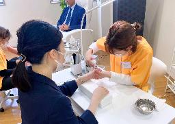 　「化粧療法」による爪のケアを体験する参加者（左）＝４月、大分県由布市の大分大医学部付属病院（国際化粧療法協会提供）