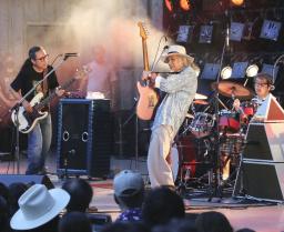 　日比谷公園大音楽堂で演奏するＣｈａｒさん（中央）＝１９日午後、東京都千代田区