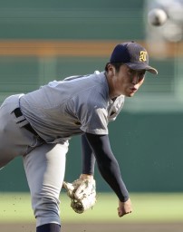 　花巻東戦で力投する仙台育英・湯田＝甲子園