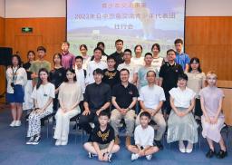 　日本を訪問する代表団の学生と、団長の中国地質大のケイ立達准教授（２列目中央）ら＝１９日、中国上海市（共同）