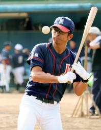 　中学生の野球の指導に当たる鈴木賢太さん＝５日、岩手県釜石市