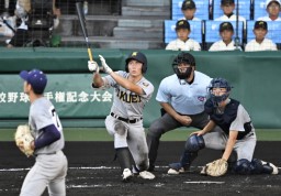 　仙台育英―花巻東　３回表仙台育英２死満塁、尾形が右越えに先制の２点二塁打を放つ。投手小松、捕手小林＝甲子園
