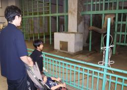 　ゾウの餌やりを体験する家族＝１９日午後、長野市の茶臼山動物園