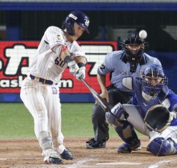 　７回ヤクルト１死三塁、武岡が勝ち越しの左犠飛を放つ。捕手木下＝神宮