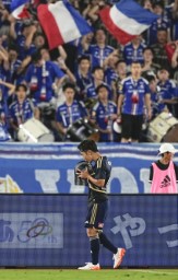 　横浜Ｍ―ＦＣ東京　試合終了間際、決勝ゴールを決め、喜ぶ横浜Ｍ・渡辺＝日産スタジアム