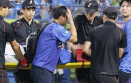 　７回、頭部に死球を受け、担架で運ばれる中日・石川昂＝神宮