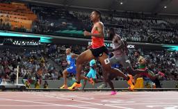　男子１００ｍ予選で６組１着に入り、準決勝へ進んだサニブラウン・ハキーム（手前）＝１９日、ブダペスト（ロイター＝共同）