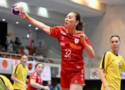 　日本―カザフスタン　前半、シュートを決める佐々木（３２）＝マエダハウジング東区ＳＣ