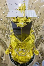 　ロシア極東アムール州のボストーチヌイ宇宙基地の施設内に置かれた月探査機「ルナ２５号」＝２日（ロスコスモス提供、タス＝共同）