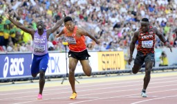 　男子１００メートル準決勝で９秒９７をマークし、２大会連続で決勝進出を決めたサニブラウン・ハキーム（中央）＝ブダペスト（共同）