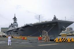 　２７日、マニラ港に接岸し、報道陣に公開された護衛艦「いずも」（共同）