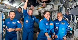 　国際宇宙ステーションに到着した古川聡飛行士（前列右端）ら＝２７日（ＮＡＳＡテレビから）