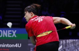 　男子シングルス決勝　タイのクンラウット・ウィチドサルンと対戦する奈良岡功大＝コペンハーゲン（共同）