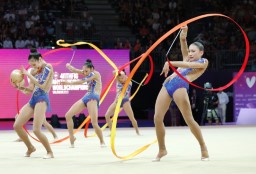 　団体種目別決勝　日本のリボン・ボールの演技＝バレンシア（共同）