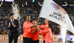 　世界陸上東京大会への引き継ぎ式で、世界陸連の公式旗を振る（右から）田中希実、北口榛花、佐藤拳太郎、サニブラウン・ハキーム。左端は日本陸連の尾県貢会長＝２７日、ブダペスト（共同）