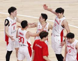 　２７日、フィンランドに勝利し笑顔を見せる渡辺（奥右）と河村（その左）ら日本代表＝沖縄アリーナ