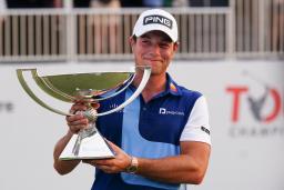 　米男子ゴルフの今季最終戦、ツアー選手権で優勝したビクトル・ホブラン＝２７日、アトランタ（ＡＰ＝共同）