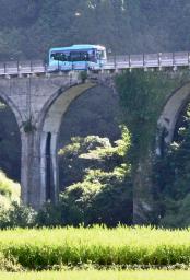 　専用道を走るＪＲ日田彦山線のＢＲＴ車両＝２８日午前、福岡県東峰村
