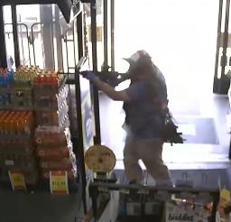　２６日に米フロリダ州ジャクソンビルで起きた銃撃事件の容疑者を捉えた監視カメラの映像＝（ジャクソンビル保安官事務所提供、ロイター＝共同）
