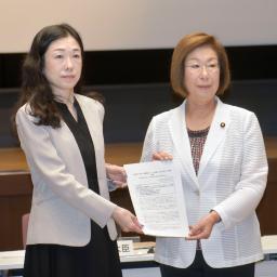 　中教審の特別部会から緊急提言を受け取る永岡文科相（右）＝２８日午前、文科省