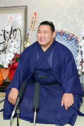 　記者会見する新大関の豊昇龍＝２８日、東京都台東区の立浪部屋（代表撮影）