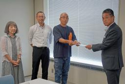 　香川県に請願書を提出する「ＡｃｔＮｏｗ！！Ｋａｇａｗａ」の名出真一代表（右から２人目）ら＝２８日午前、高松市