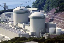　関西電力高浜原発１号機（右）。左は２号機＝７月、福井県高浜町