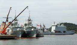 　海上自衛隊横須賀基地に寄港した（左から）カナダ海軍のフリゲート艦「オタワ」、「バンクーバー」、補給艦「アストリクス」＝２８日午後、神奈川県横須賀市