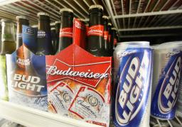 　米ロサンゼルスの酒販店に並ぶビール＝２００８年６月（ロイター＝共同）
