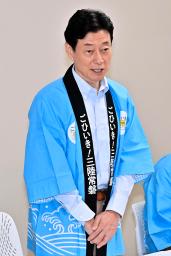 　流通・小売会社の社長らとの意見交換会であいさつする西村経産相＝２８日午後、福島市（代表撮影）