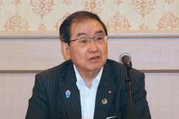 　記者会見する経団連の十倉雅和会長＝２８日午後、札幌市