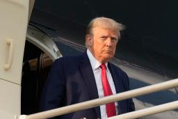　航空機から降りるトランプ前米大統領＝２４日、米南部アトランタ（ＡＰ＝共同）