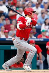 　フィリーズ戦の１回、中前打を放つエンゼルス・大谷＝フィラデルフィア（共同）