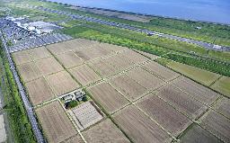 　佐賀空港（奥）に隣接する自衛隊駐屯地の建設地